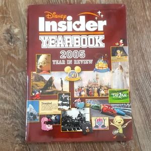 🐱3/$10 Disney Insider Yearbook 2005
